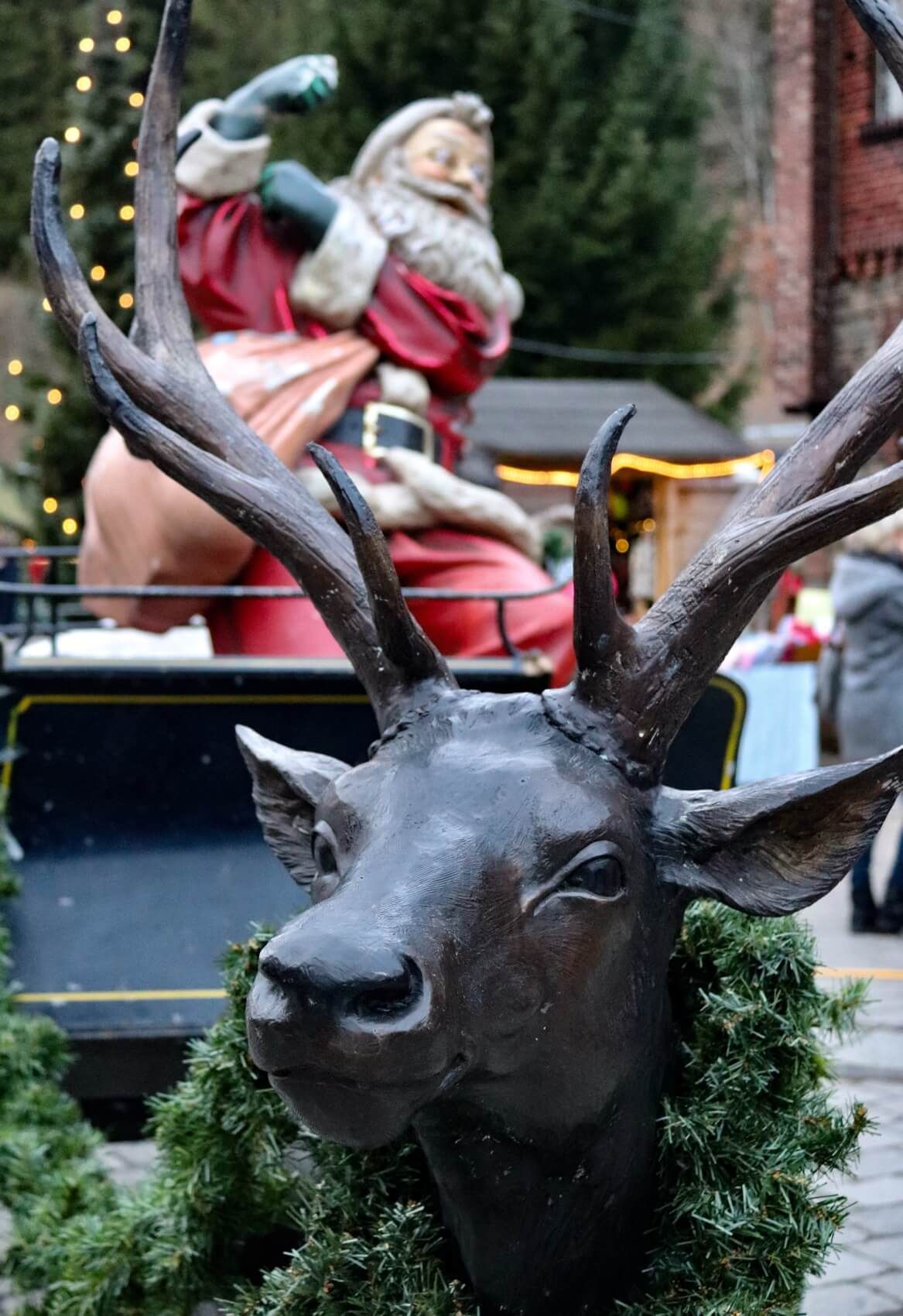weihnachtsmotiv-mit-rentier-und-weihnachtsschlitten 